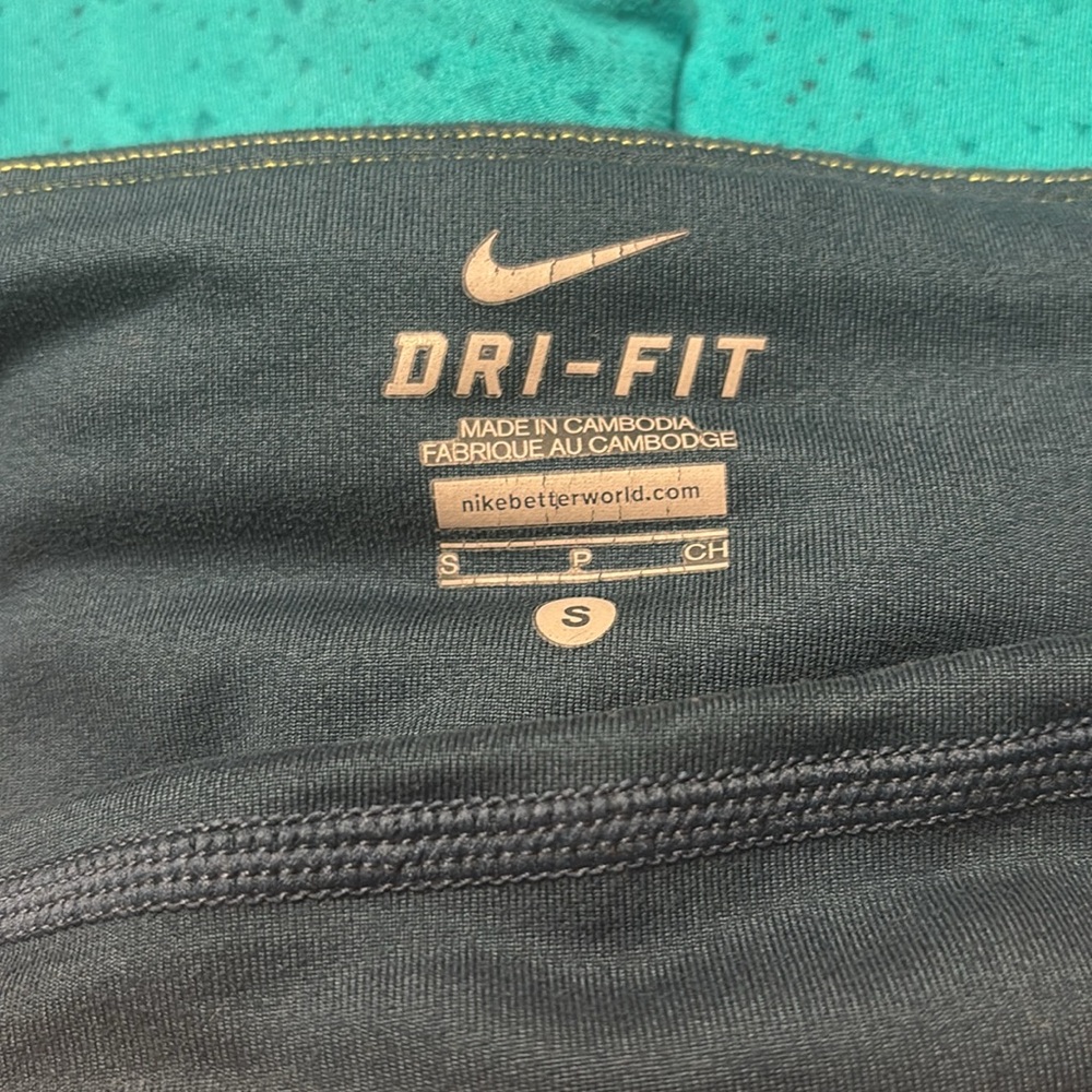 Nike Turquoise Workout Top and capris leggings - Picture 10 of 11